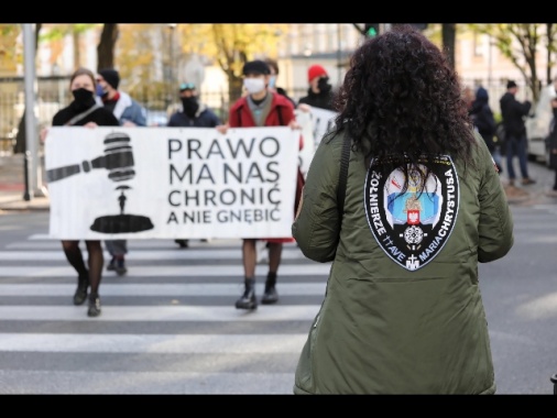 Polonia: legge anti-aborto, proteste sotto casa di Kaczynski