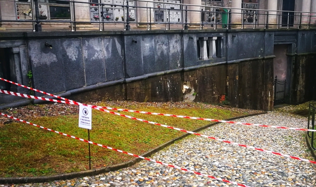 L’area chiusa nel cimitero di Belforte, nell’altra foto quello di Velate