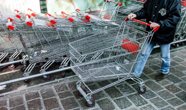Gente col carrello della spesa (foto Archivio)