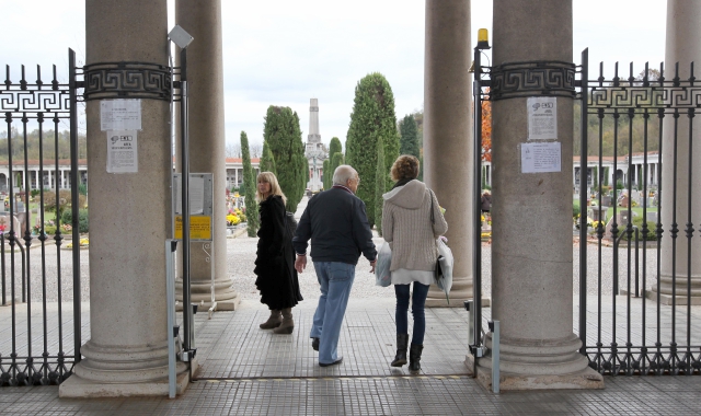 Accessi contingentati nei cimiteri di Varese (foto Blitz)