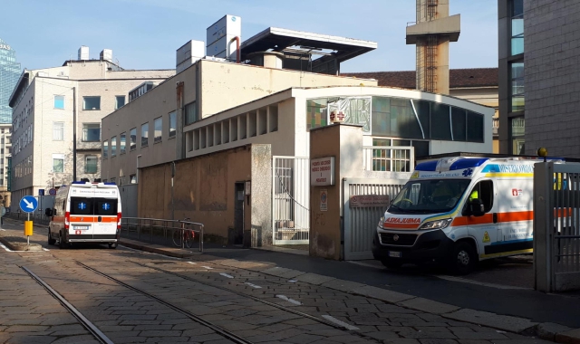 Aumenta il suono delle sirene delle ambulanze (foto Ansa)