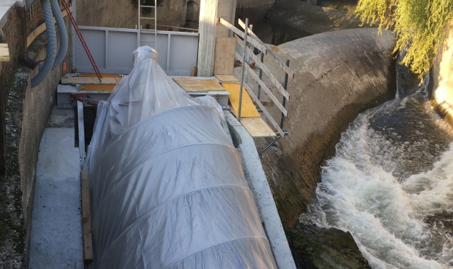 La turbina posizionata nell’Olona all’altezza di via Pontida (foto Pubblifoto)