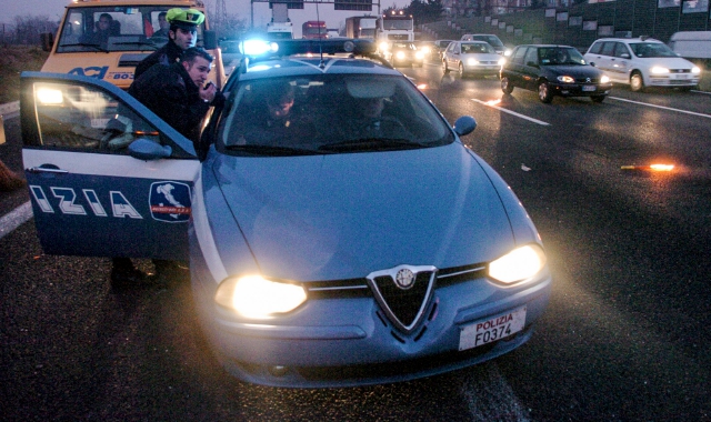 Un’auto della Polizia sull’A8 (foto Archivio)