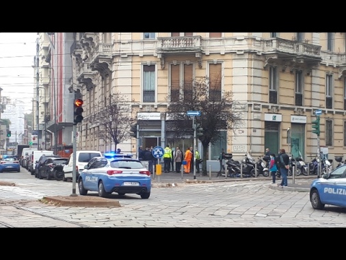 Rapina in banca a Milano, dipendenti in ostaggio