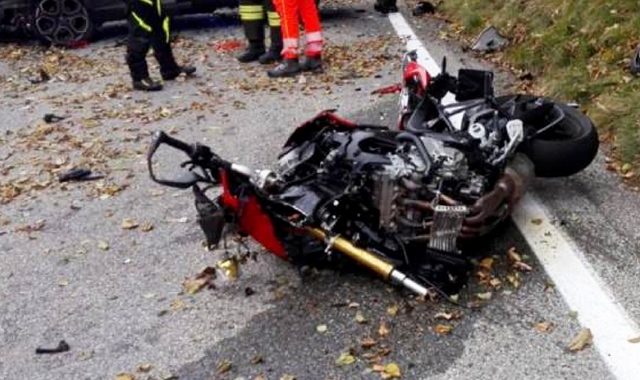 La moto distrutta dopo lo scontro con un’auto  (foto Blitz)