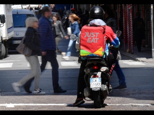 Just Eat annuncia l'assunzione dei suoi rider dal 2021
