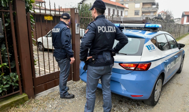 L’intervento della Polizia nella villetta di via Tarcento (foto Blitz)