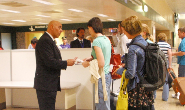 Controlli dell’Agenzia delle dogane durante il periodo pre-Covid, quando #br/#il traffico a Malpensa era intenso