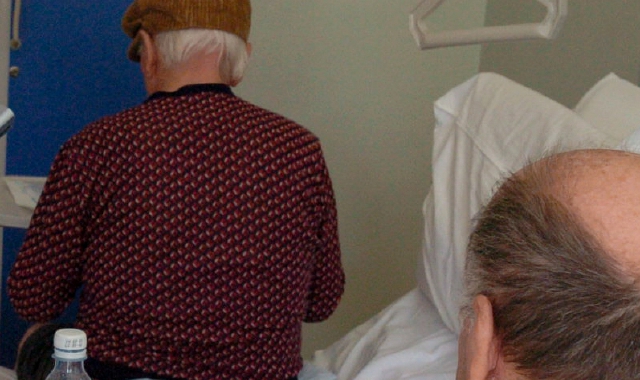 L’uomo gli ha confezionato la truffa dei gioielli falsi spillandogli mille franchi