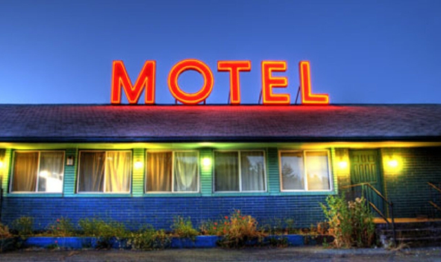 Evade con l’amante in motel
