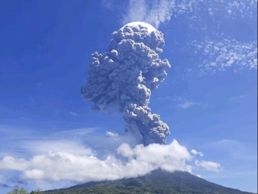 Indonesia: erutta un vulcano, migliaia in fuga