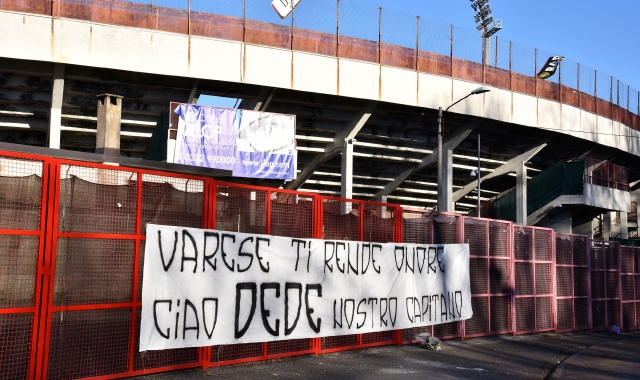 Lo striscione che era apparso fuori dall’Ossola in memoria di Belardinelli (Foto Archivio)