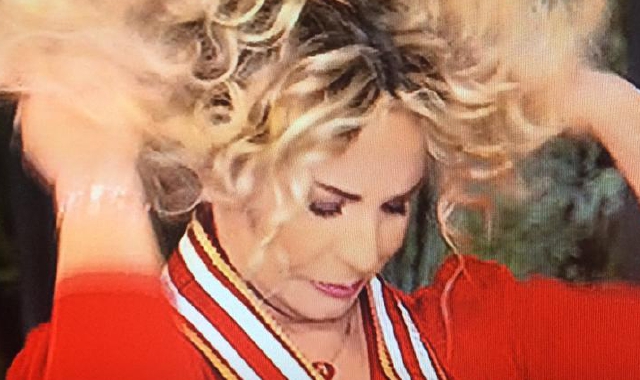 Antonella Clerici, per presentare il piatto bustocco, ha indossato il collare del Magistero dei Bruscitti