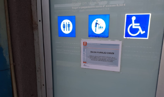 Bagni chiusi, come pure i bar della zona, e le proteste di chi cerca un wc si moltiplicano (foto Blitz)