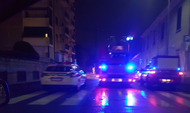 Il luogo dell’incidente con i soccorsi al cane