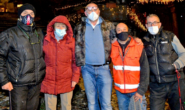 Alcuni dei volontari all’opera al Sacro Monte per illuminare il borgo (foto Blitz)