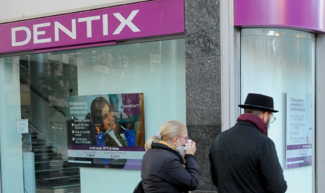 La sede Dentix di piazza Garibaldi era una delle più grandi in azione prima del flop primaverile e del fallimento della società (foto Blitz)