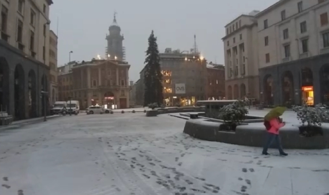 Piazza Monte Grappa stamane sotto la neve (foto Redazione)