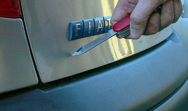 Da mesi, in varie zone di Busto, si sussegue la sequenza di carrozzerie rigate (foto Blitz)