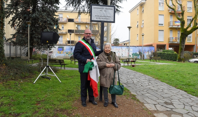 Marzo 2016: il sindaco Michele Cattaneo e Lidia Menapace inaugurano il parchetto dedicato a Annamaria Mozzoni (Archivio)