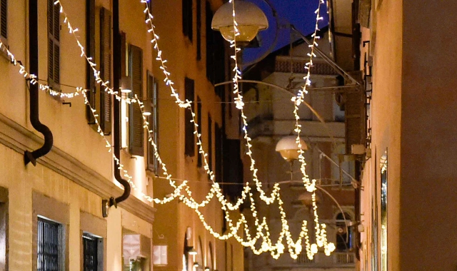 Cadono le luminarie, piovono critiche