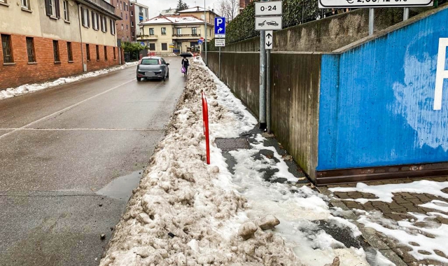 Marciapiedi innevati e ghiacciati in via Lazio (Blitz)