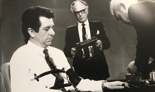 Renzo Villa, seduto, sperimenta la macchina della verità (foto Redazione)