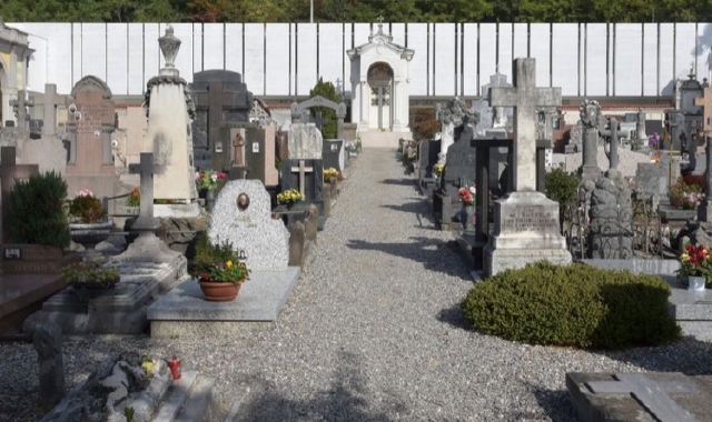 «Rubata la corona sulla tomba di papà»