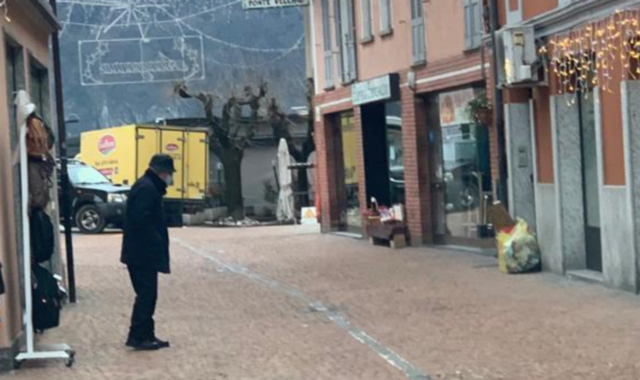 Negozi italiani vuoti al confine con la Svizzera (foto Blitz)