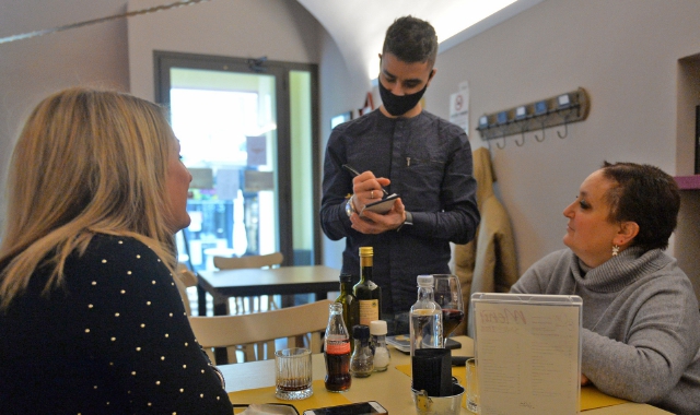 La cena aziendale? Si fa alle 12