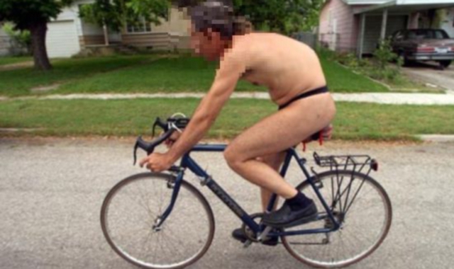 L’esibizionista si è fatto notare sulla ciclopedonale del lago (Foto Archivio)