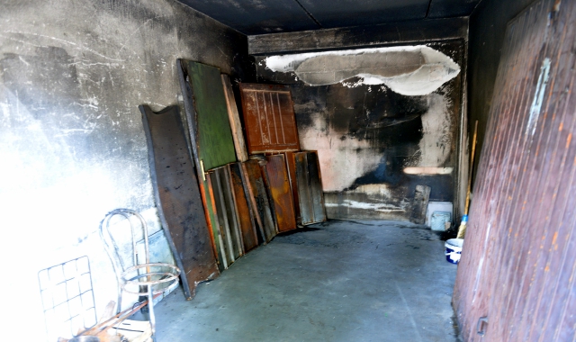 Un box delle case popolari di Cairate devastato da un incendio (Foto Blitz)