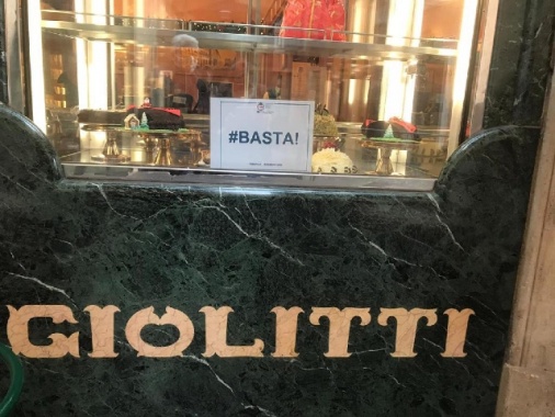 Covid: in negozi Roma cartello 'basta' contro le chiusure