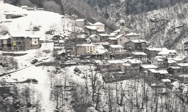 Monteviasco sotto una coltre di neve. La funivia che collega il borgo alla valle è ferma dal novembre 2018