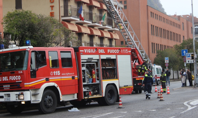 L’autoscala dei vigili del fuoco volontari di Laveno Mombello