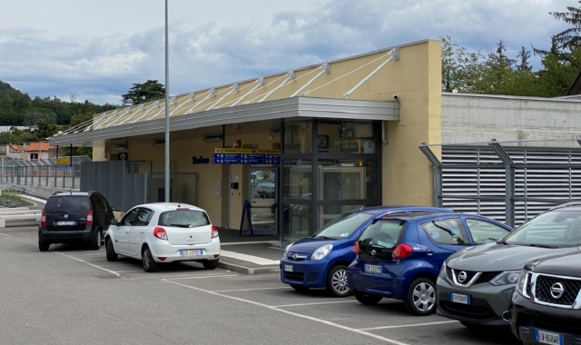 La stazione ferroviaria di Induno Olona, dove è avvenuto l’incontro tra il sindaco e l’uomo senza dimora che dorme nella sala d’attesa