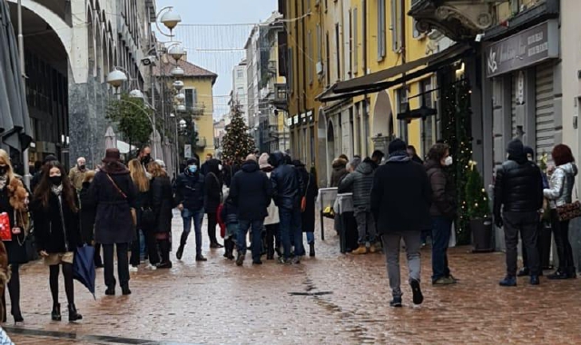 Gruppi davanti ai locali. Rogora: «Stupidi»