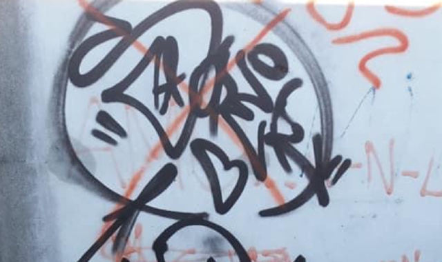 Scritte sui muri e rifiuti abbandonati a terra: uno spettacolo in replica ogni mattina a Gornate Olona
