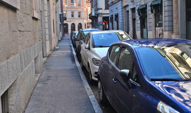 Parcheggiare in centro a Varese è spesso una chimera (foto Blitz)