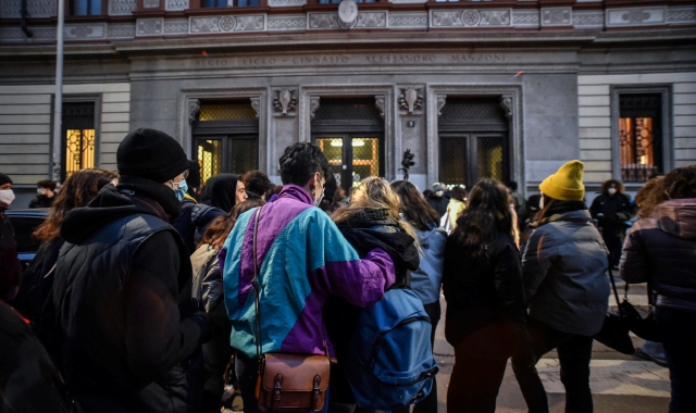 L'uscita degli studenti del liceo Manzoni a Milano (foto Ansa)