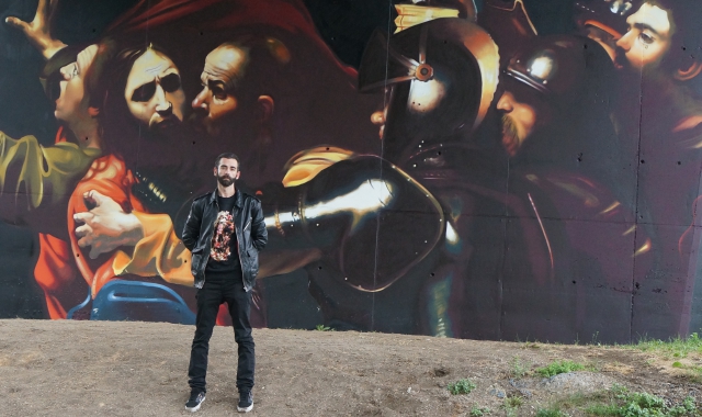 Andrea Ravo Mattoni davanti al suo Caravaggio di Varese