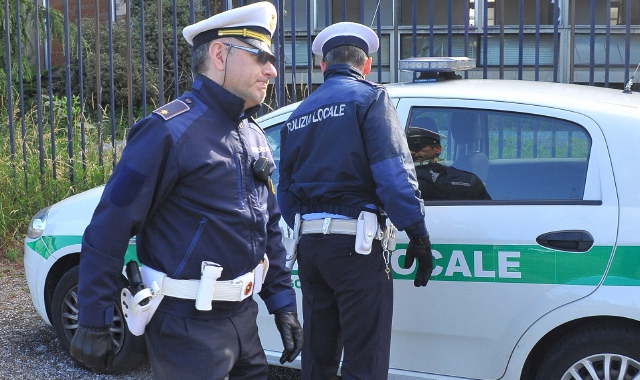 Maltrattano i cani: nei guai padre e figlio
