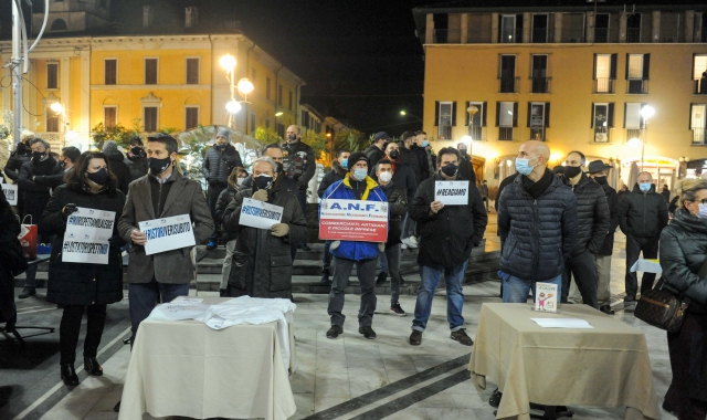 Busto Arsizio, flashmob:  commercianti in piazza Santa Maria (foto Blitz)
