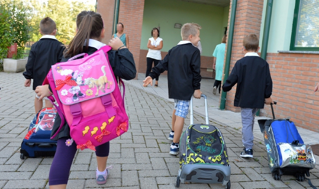 Dieci bambini non vanno a scuola (foto Blitz)