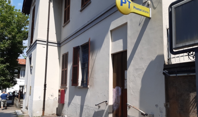 A Gallarate l’ufficio postale di piazza Diaz, nel rione Cajello, oggi ha riaperto al pubblico dopo quasi un anno dalla chiusura (foto Archivio)