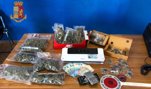 La droga sequestrata dagli agenti del commissariato cittadino 