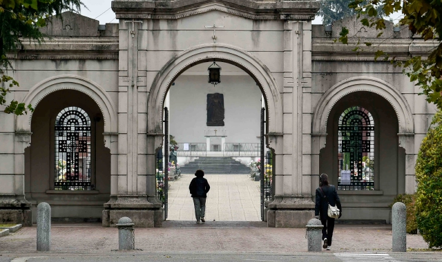 L’ingresso del cimitero di Olgiate Olona (foto Archivio)