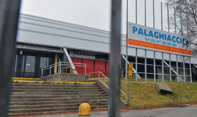 Il palaghiaccio di via Albani desolatamente chiuso (foto Blitz)