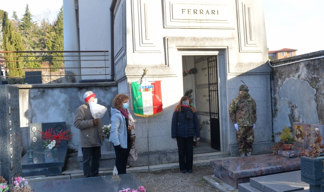 Un momento della commemorazione al cimitero di Bizzozero (Blitz)