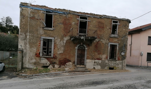 L’edificio, noto come “casa del Giulio”, si trova lungo la strada provinciale che collega Bardello a Gavirate e versa in uno stato di completo abbandono